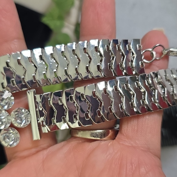 Glam Silver with Rhinstone Flower Choker Necklace with Earrings Set - Picture 5 of 10